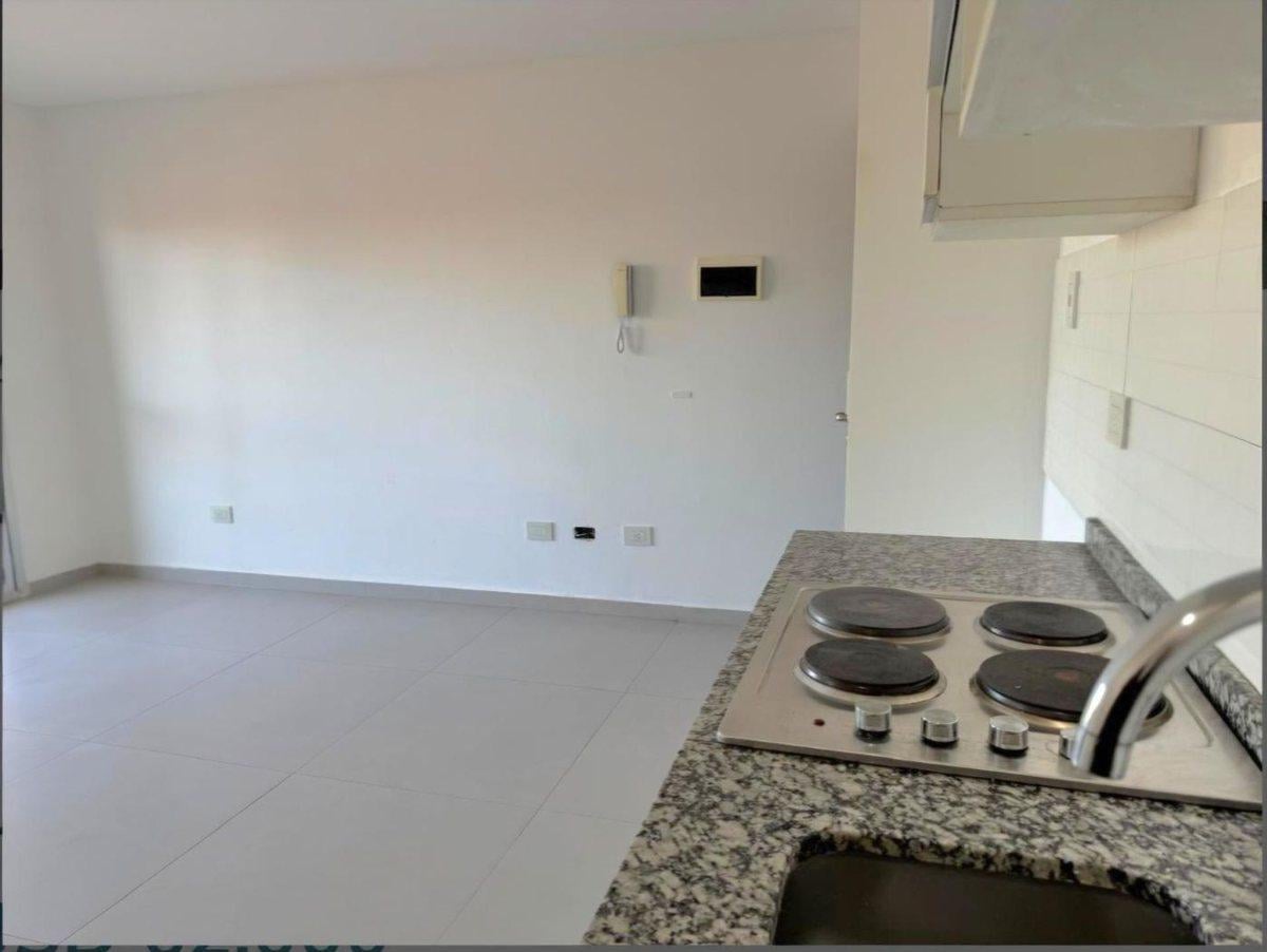 Foto de VENTA DEPARTAMENTO 2 AMBIENTES FRENTE MORON CENTRO, imagen 3