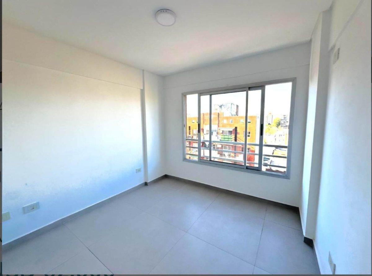 Foto de VENTA DEPARTAMENTO 2 AMBIENTES FRENTE MORON CENTRO, imagen 1