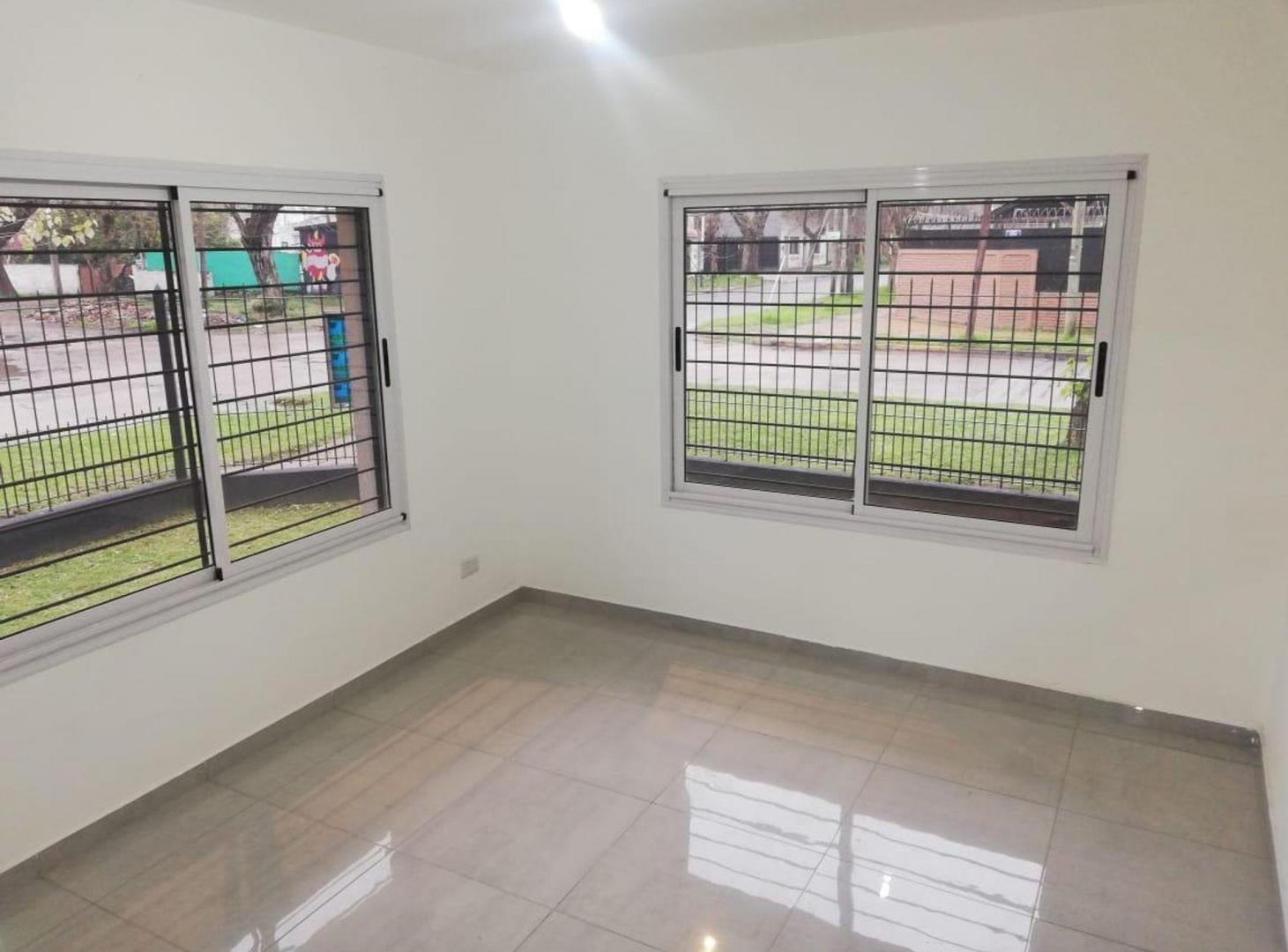Foto de CASA EN VENTA 6 AMBIENTES MORENO APTO CREDITO, imagen 2