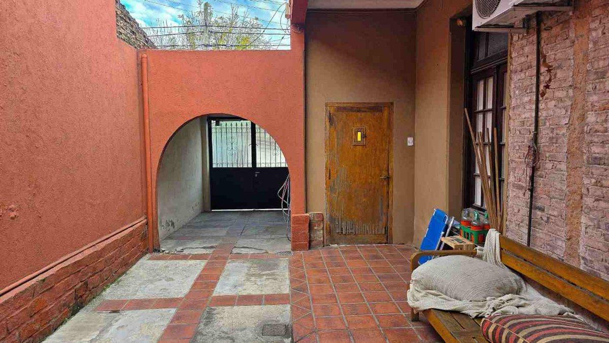 Foto de VENTA CASA 4 AMBIENTES JARDIN PILETA COCHERA HAEDO, imagen 2
