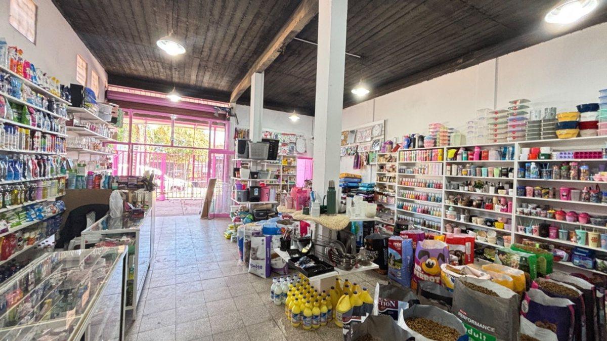 Foto de VENTA LOCAL GALPON. CON DEPARTAMENTOS MERLO, imagen 2