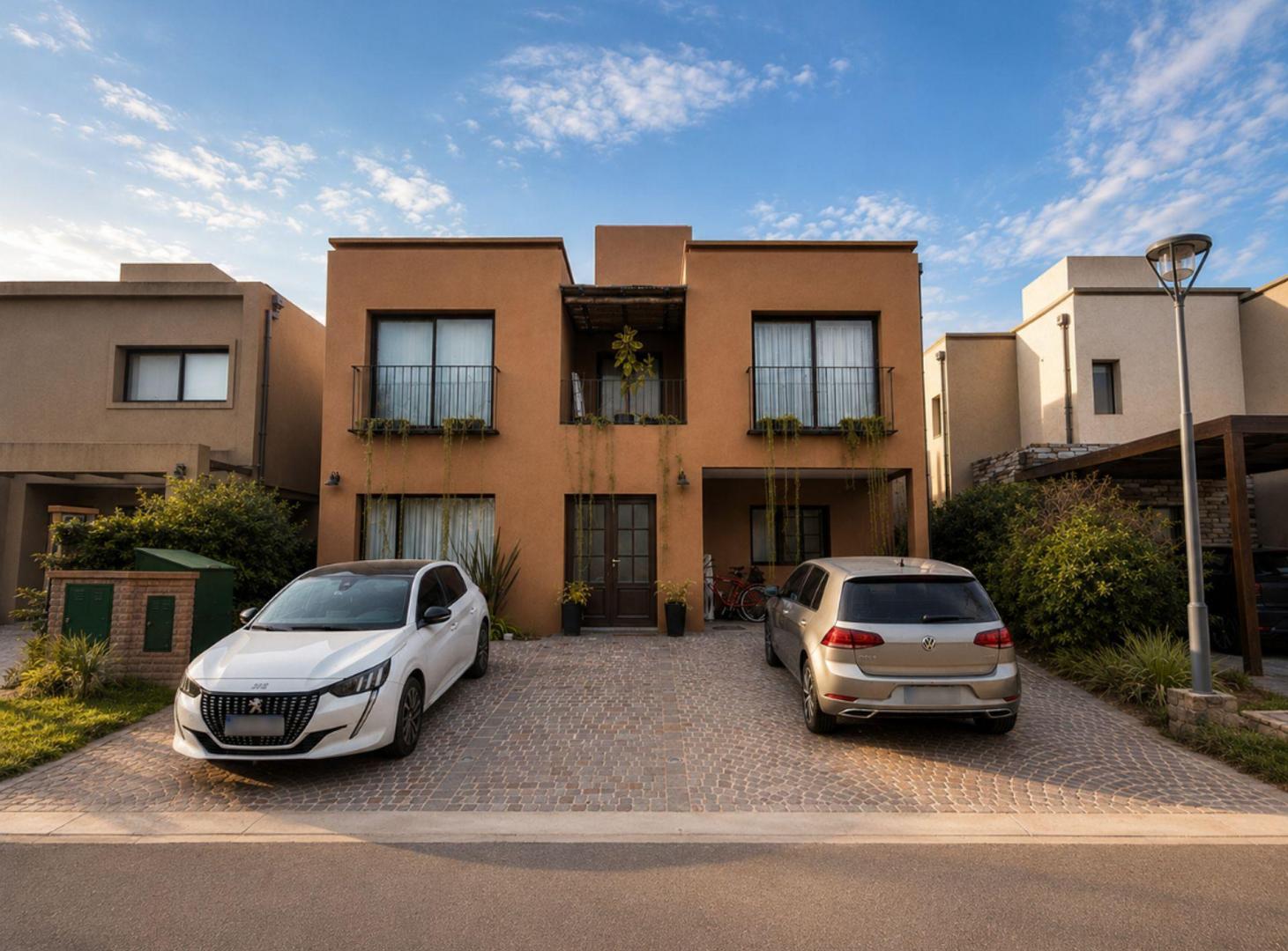 Foto de CASA 4 AMBIENTES PARQUE Y PILETA MORENO, imagen 2