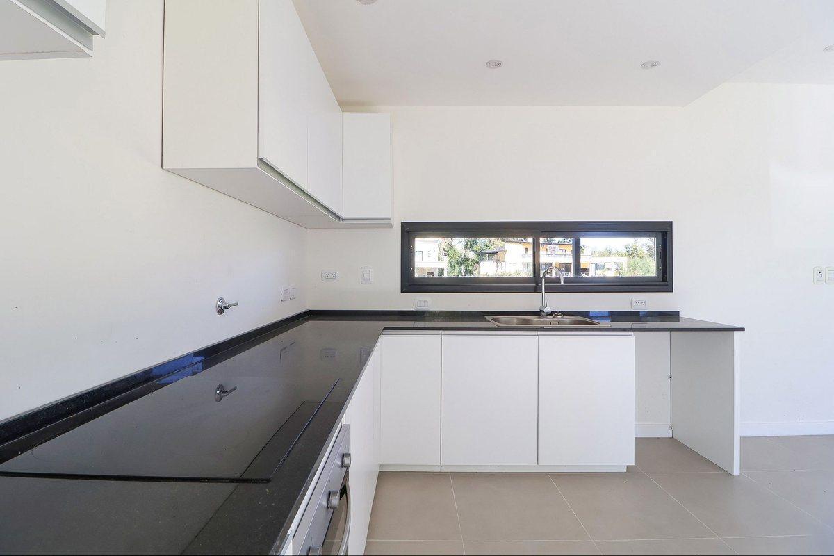 Foto de CASA EN VENTA 4 AMB FINANCIACION -LA ELINA LUJAN, imagen 3