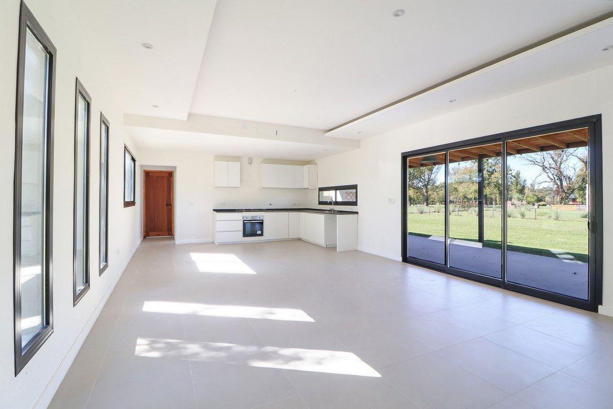Foto de CASA EN VENTA 4 AMB FINANCIACION -LA ELINA LUJAN, imagen 2