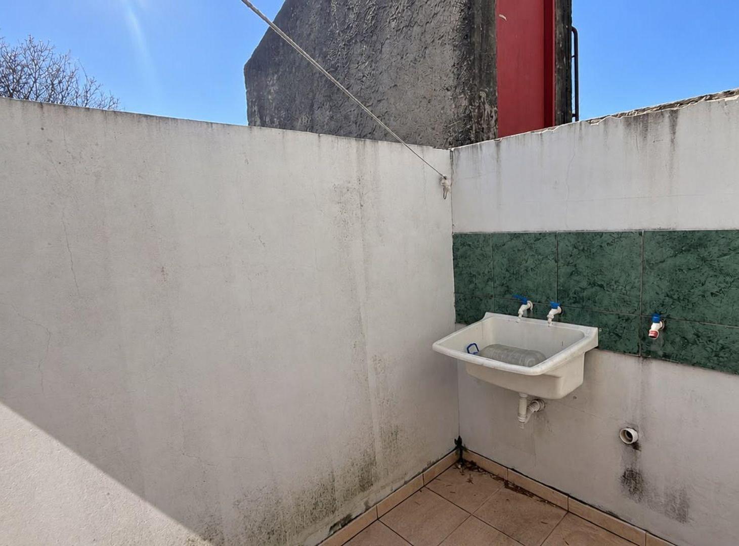 Foto de VENTA DEPTO 2 AMB C/PATIO EN MORON, imagen 2