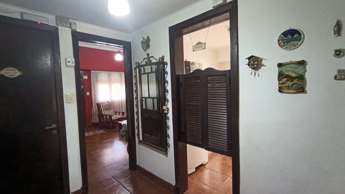 Foto de VENTA CASA 4 AMB C/COCHERA PILETA JARDIN, CASTELAR, imagen 4