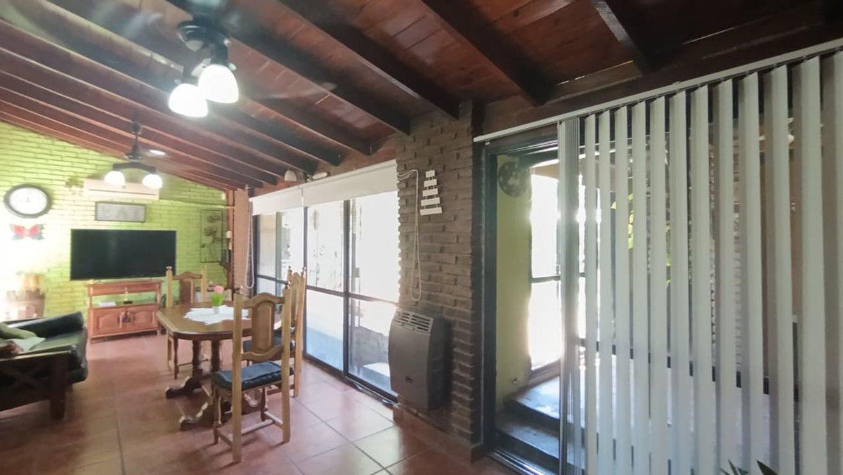 Foto de VENTA CASA 4 AMB C/COCHERA PILETA JARDIN, CASTELAR, imagen 2