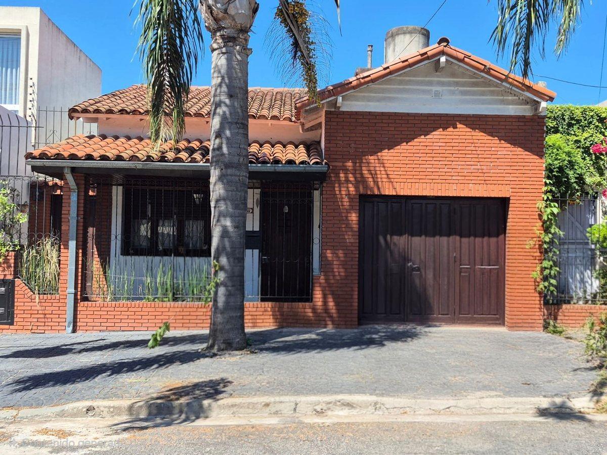 Foto de VENTA CASA 4 AMB C/COCHERA PILETA JARDIN, CASTELAR, imagen 5
