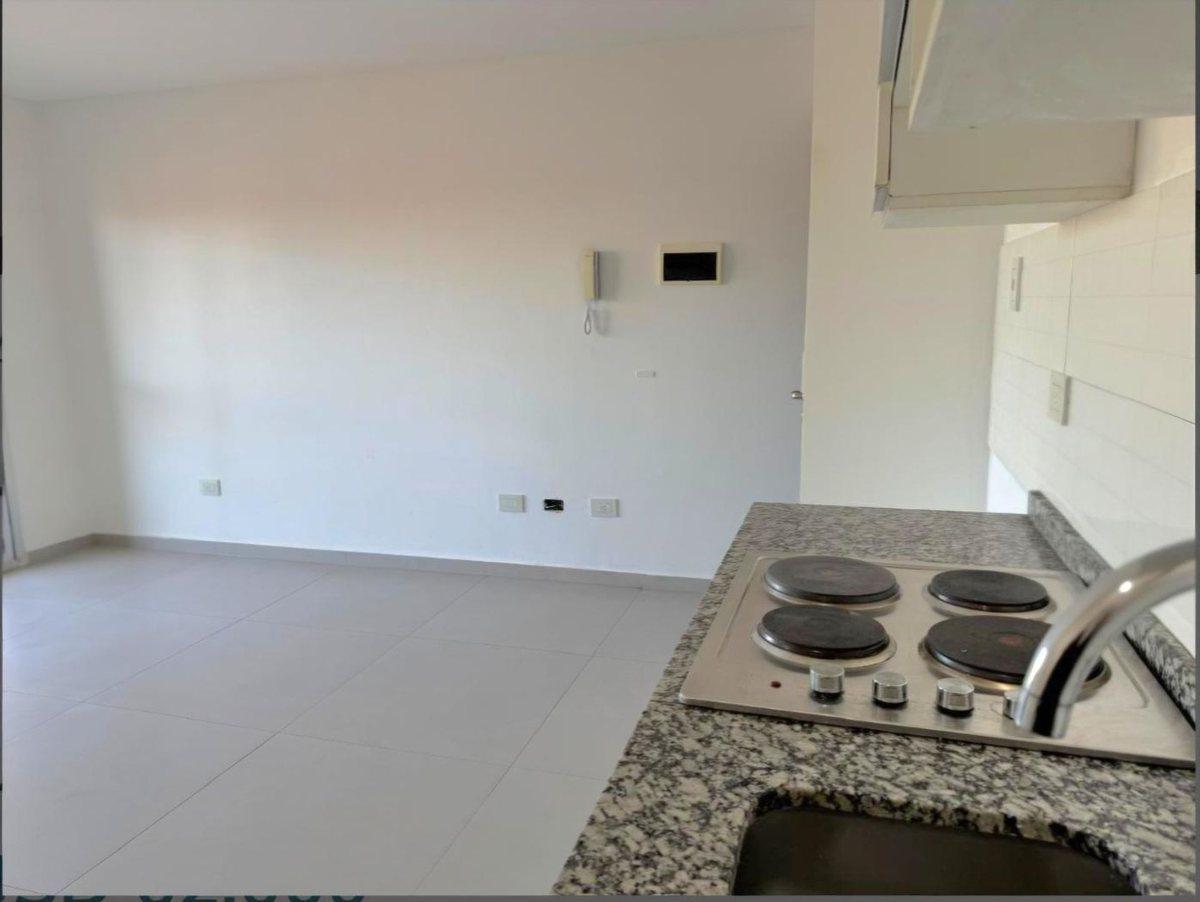 Foto de VENTA DEPARTAMENTO 2 AMBIENTES FRENTE MORON CENTRO, imagen 2