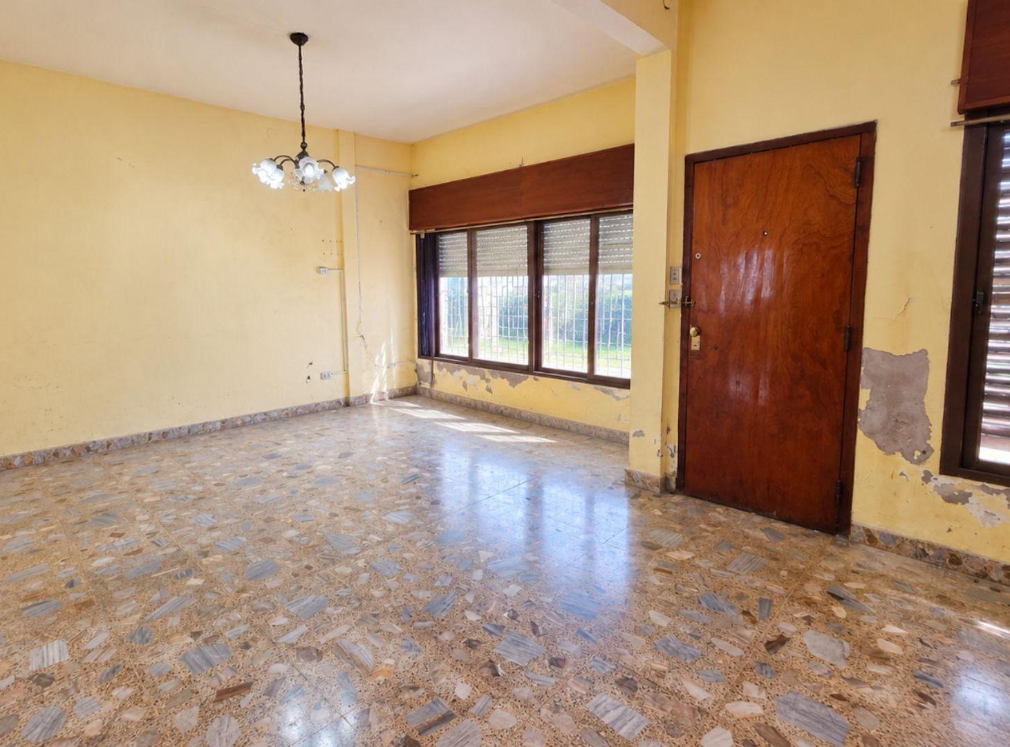 Foto de VENTA CASA 5 AMB PILET CASTELAR AMBS A REFACCIONAR, imagen 2
