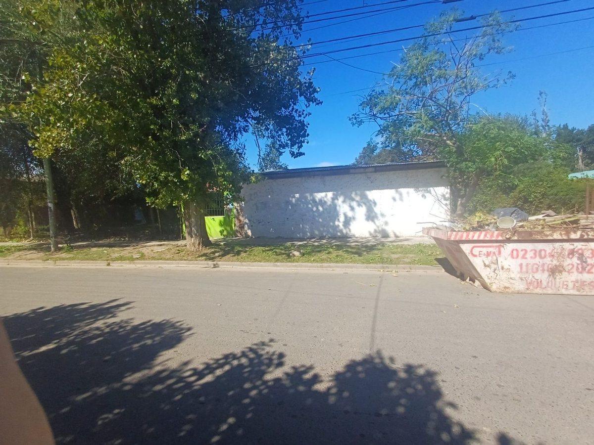 Foto de VENTA CASA DOBLE LOTE DERQUI CENTRO CON PILETA, imagen 4
