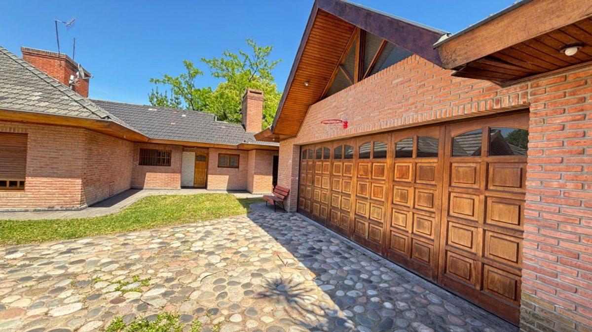 VENTA CASA C/PILETA Y COCHERA MARIANO ACOSTA MERLO