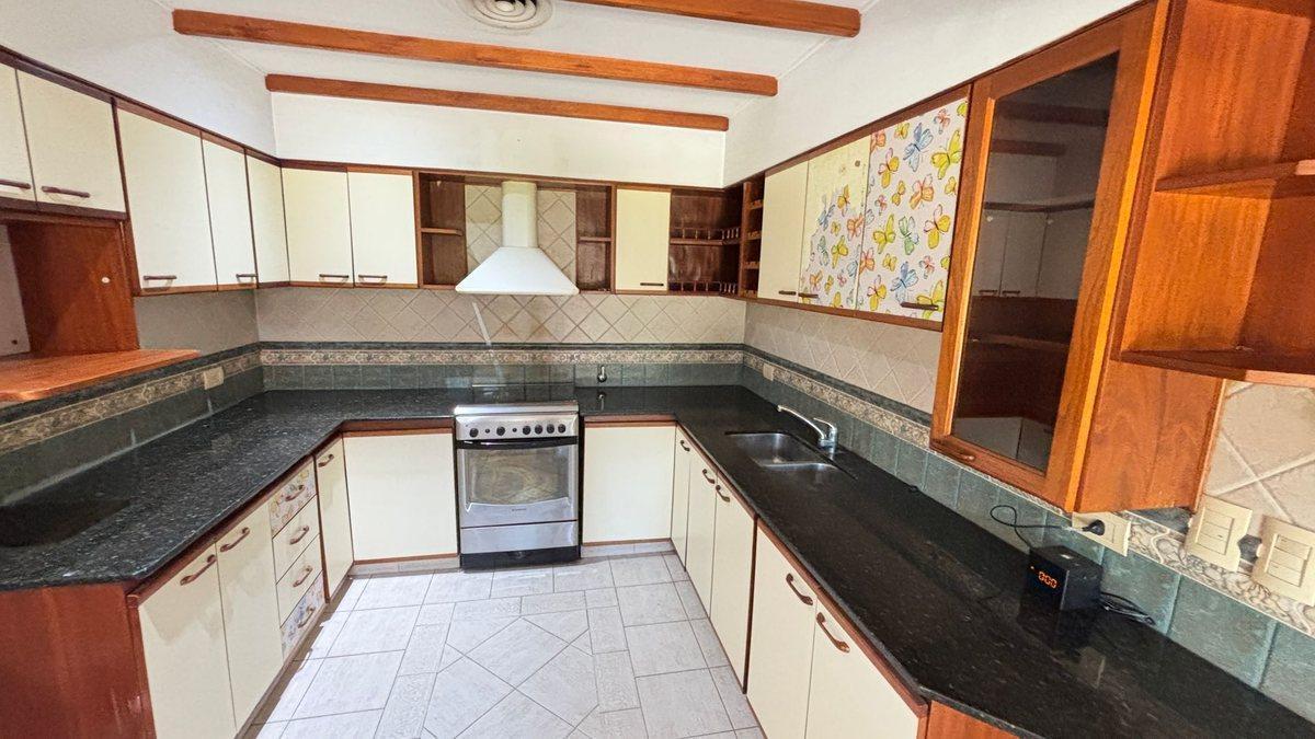 Foto de VENTA CASA C/PILETA Y COCHERA MARIANO ACOSTA MERLO, imagen 5