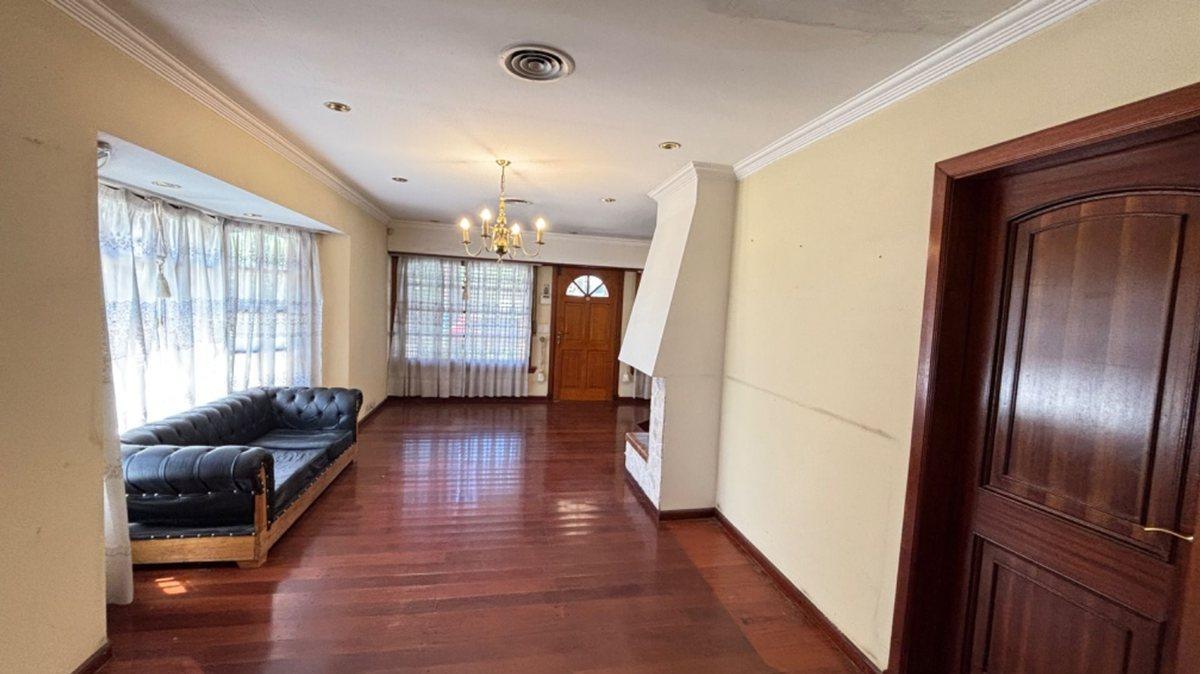 Foto de VENTA CASA C/PILETA Y COCHERA MARIANO ACOSTA MERLO, imagen 3