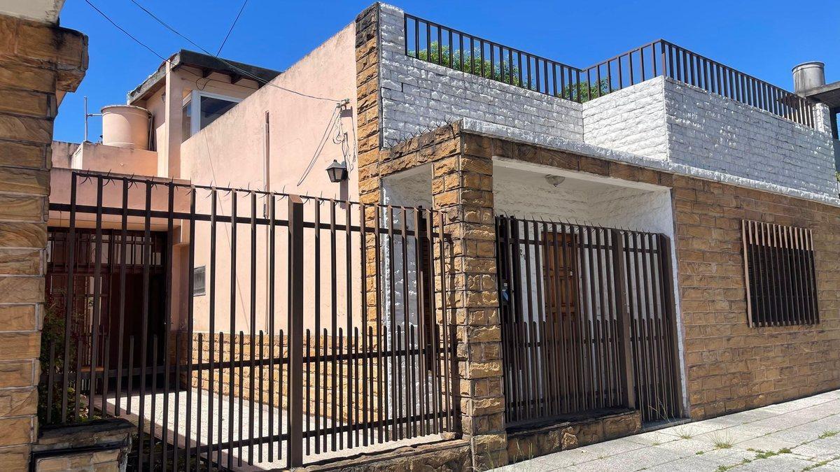 Foto de VENTA CASA 3 AMB CON COCHERA MORON APTO CREDITO, imagen 2