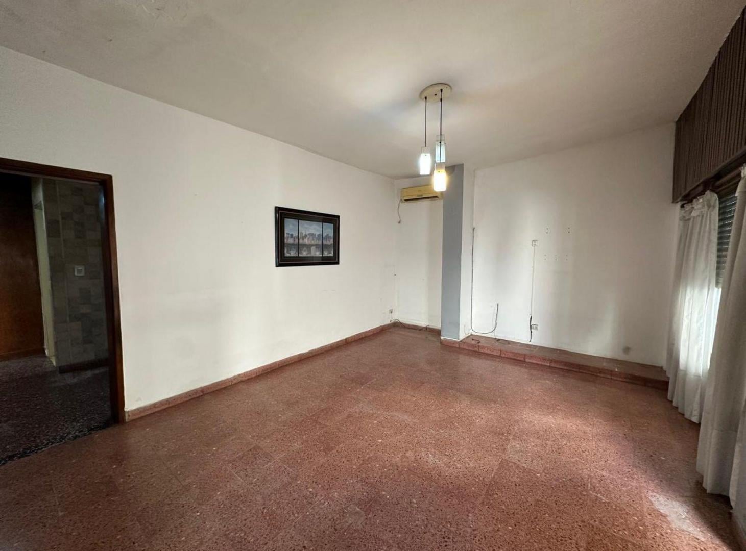 Foto de VENTA 2 CASAS 7 AMB- IDEAL 2 FAMILIAS-HURLINGHAM, imagen 2