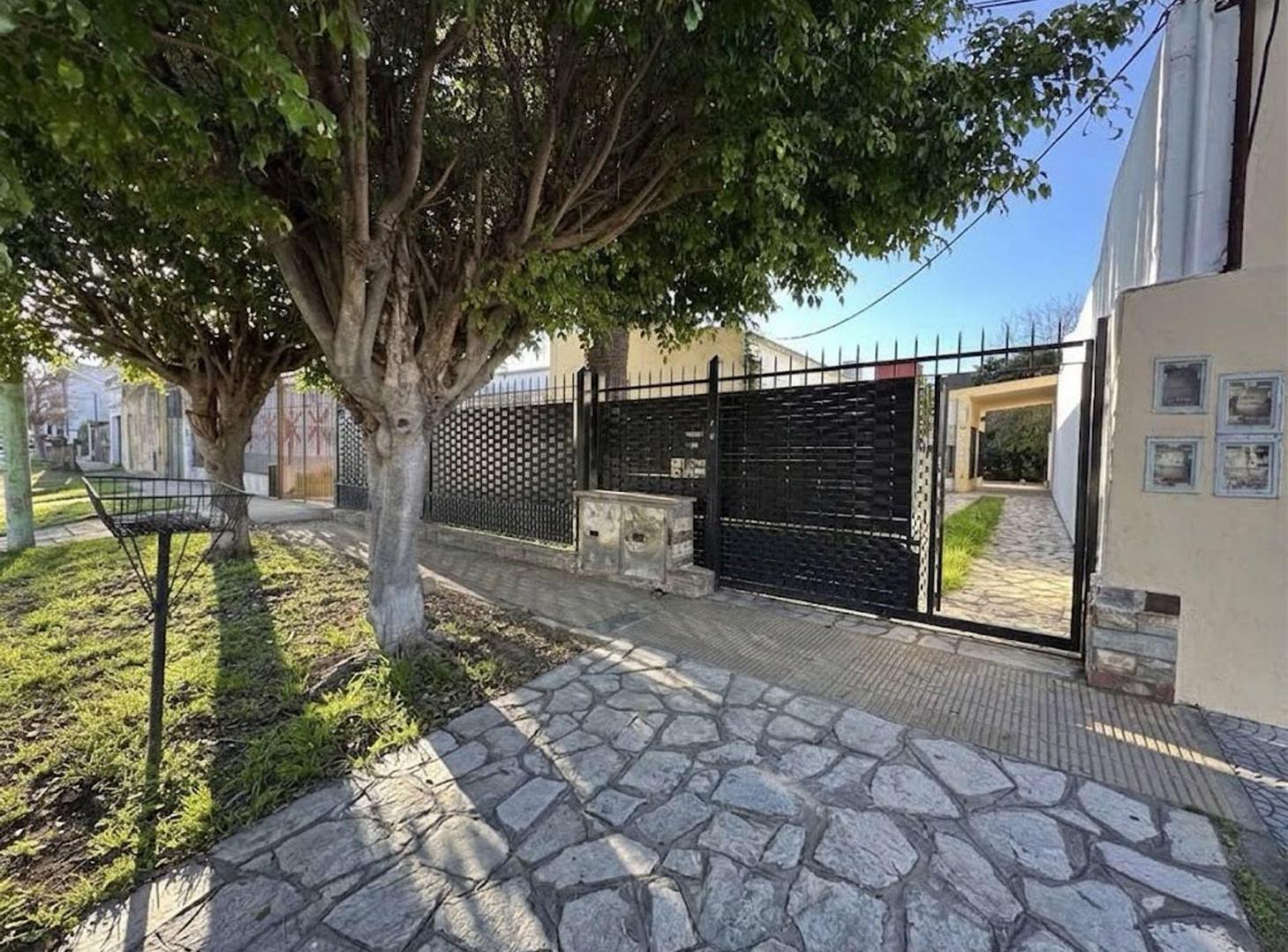 Foto de VENTA 2 CASAS 7 AMB- IDEAL 2 FAMILIAS-HURLINGHAM, imagen 3