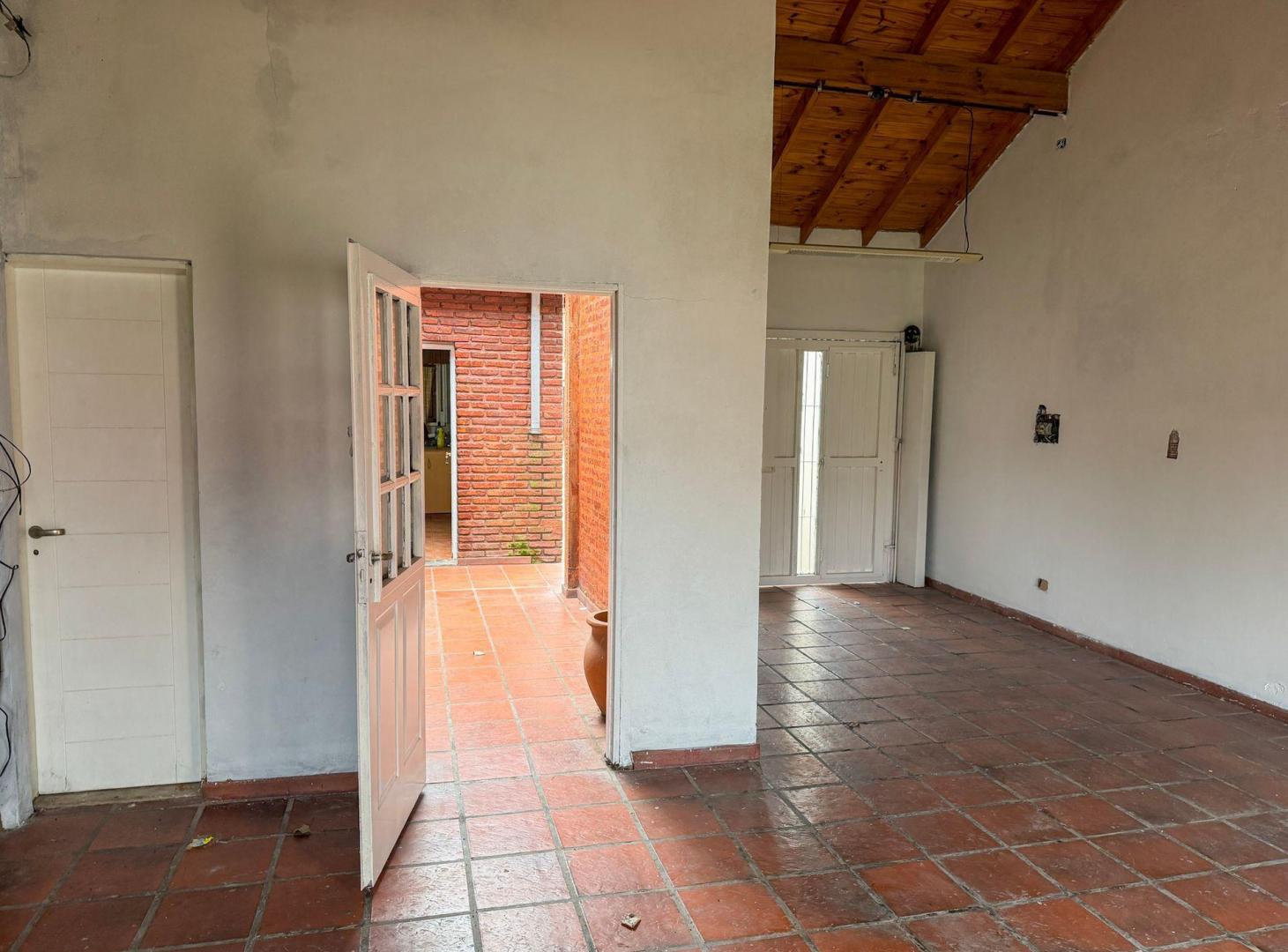 Foto de VENTA CASA 4 AMBIENTES JARDIN COCHERA ITUZAINGO, imagen 2