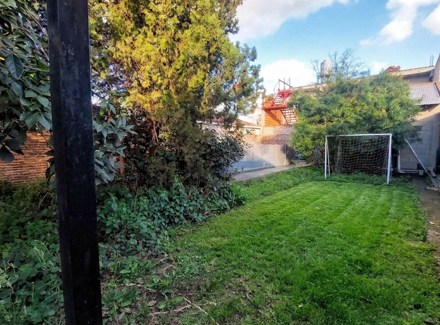 Foto de VENTA. CASA CON PARQUE PISCINA Y COCHERA. EZPELETA, imagen 4