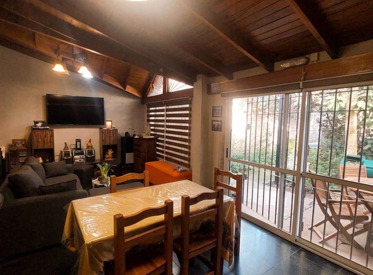 Foto de VENTA. CASA CON PARQUE PISCINA Y COCHERA. EZPELETA, imagen 2