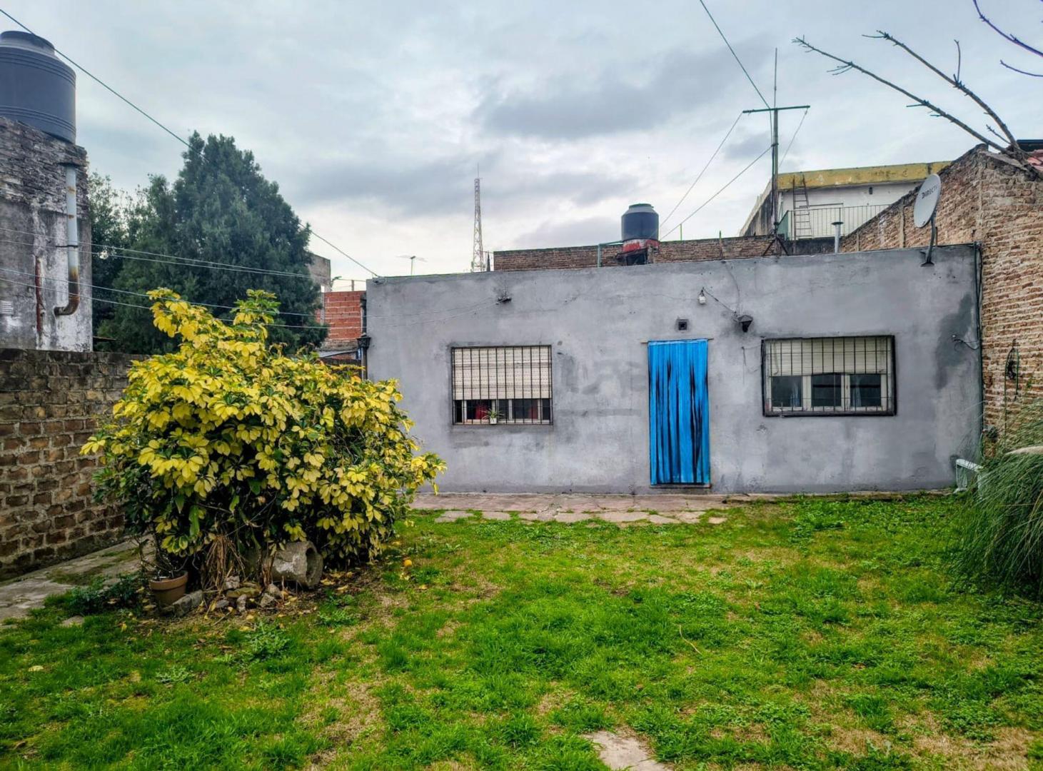 Foto de VENTA-CASA 3 AMBIENTES C/COCHERA- ISIDRO CASANOVA, imagen 2