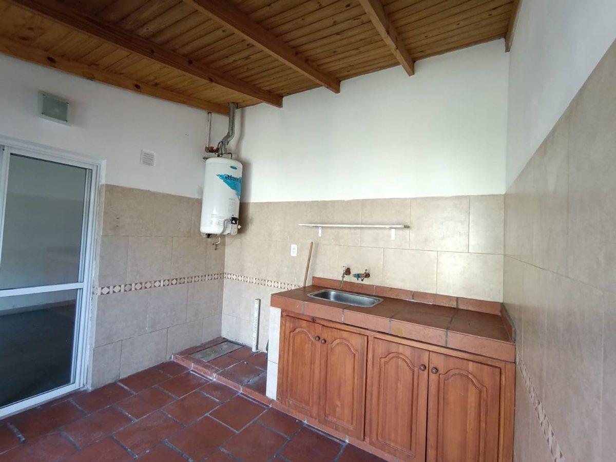 Foto de VENTA PH 3 AMB CON GRAN JARDIN Y GALERIA .CASTELAR, imagen 3