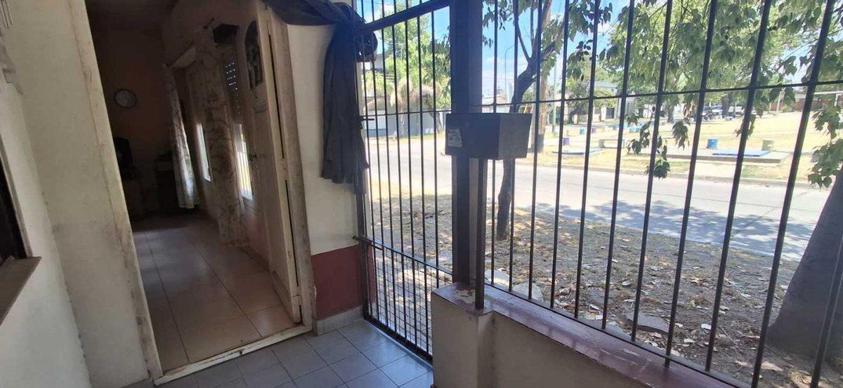 Foto de VENTA CASA 3 AMBIENTES EN MERLO JARDIN COCHERA, imagen 2