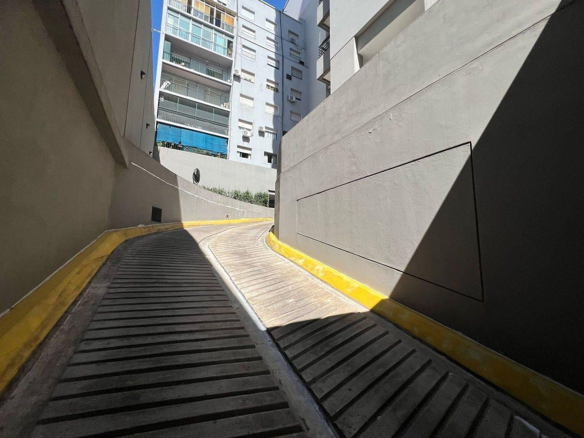 Foto de COCHERA EN EDIFICIO DE CATEGORIA, EN CABALLITO, imagen 2