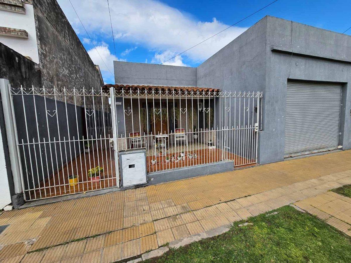 Foto de VENTA CASA 2 AMB AMPLIO FONDO GALERIA PARRILLA, imagen 1