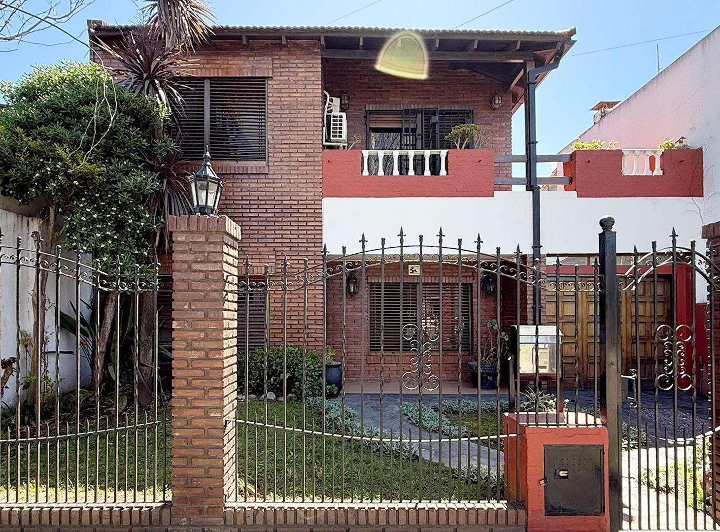 Foto de Importante chalet 6 ambientes con garage y cochera, imagen 4