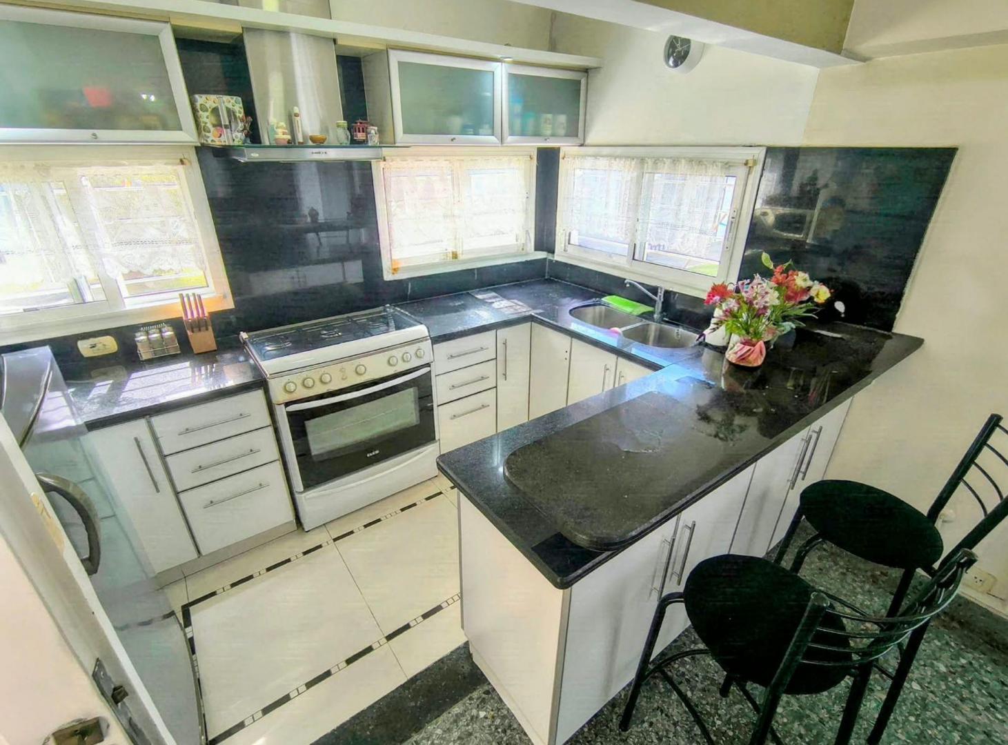 Foto de VENTA- CASA 4 AMB. C/DEPÓSITO GARAGE- I. CASANOVA, imagen 1