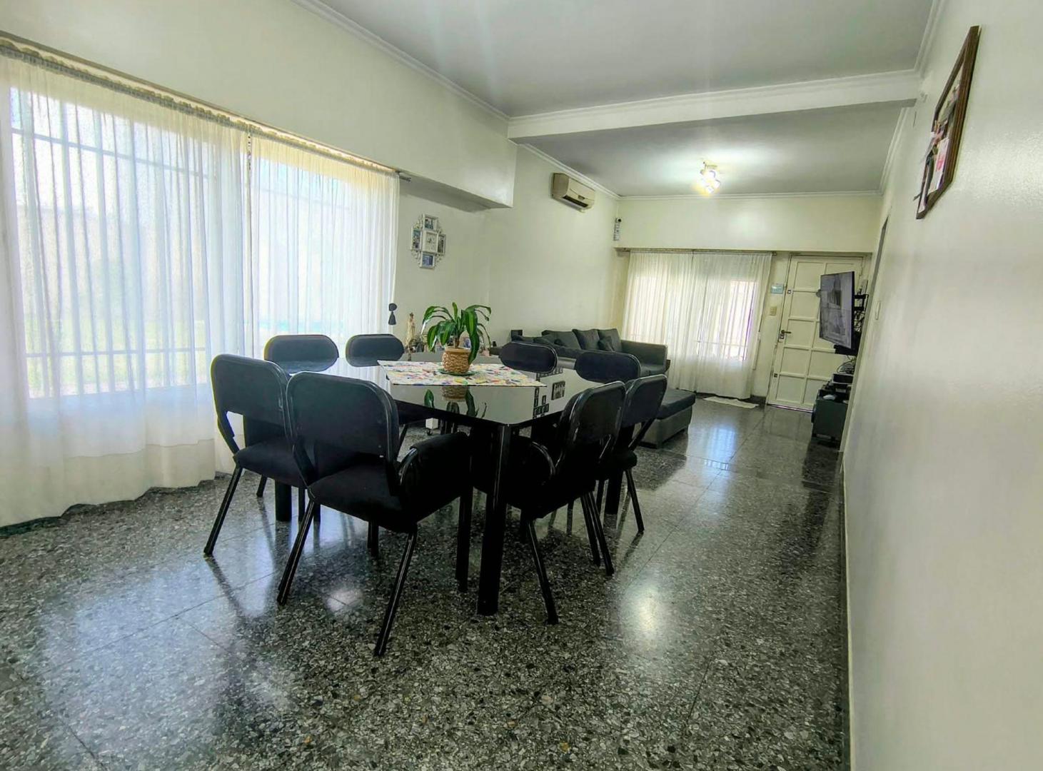 Foto de VENTA- CASA 4 AMB. C/DEPÓSITO GARAGE- I. CASANOVA, imagen 2