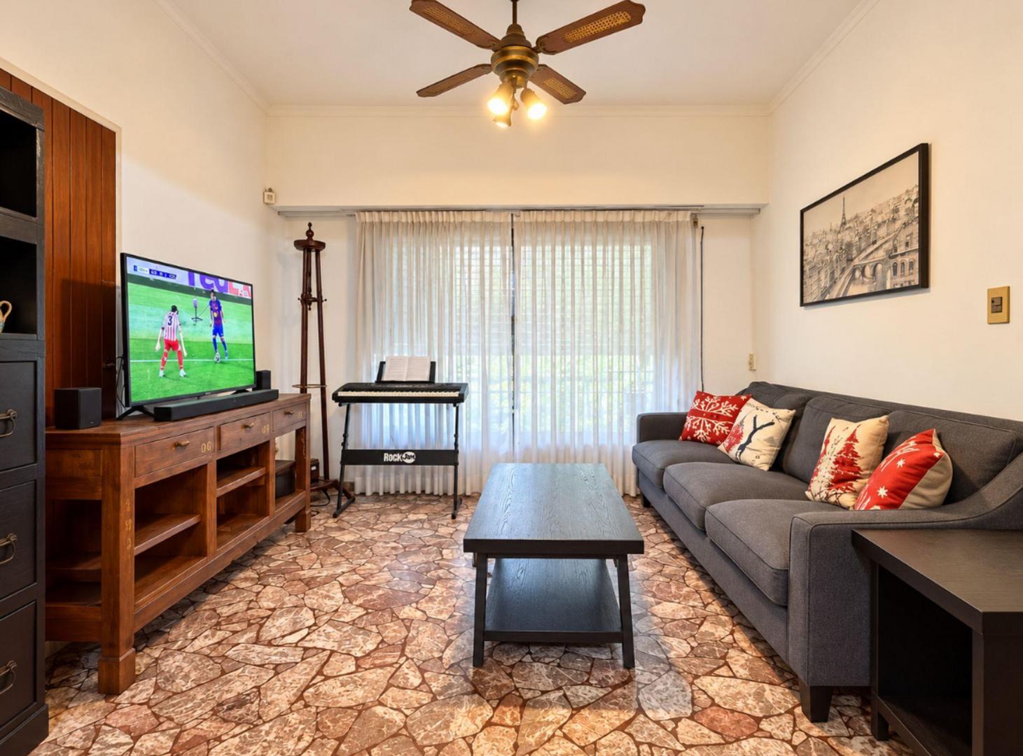 Foto de VENTA CASA 3 DORM MAS PLAY ROOM COCHERA CASTELAR, imagen 4