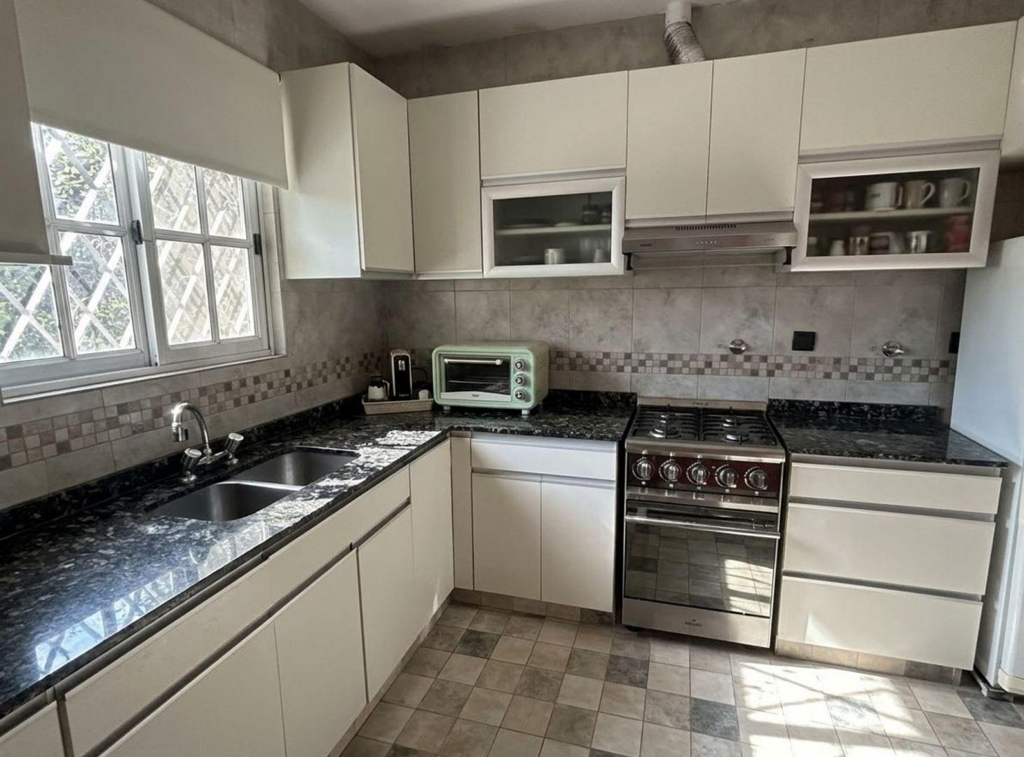 Foto de VENTA CASA 4AMB CASANOVA TODO PB 2COCHERA JARDIN, imagen 1