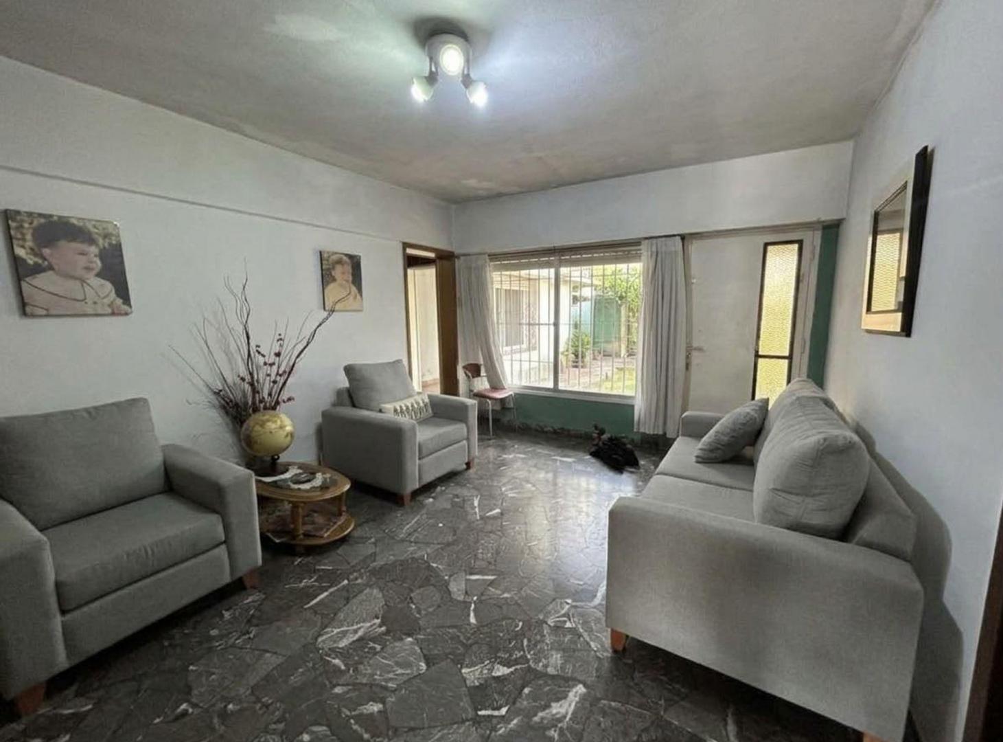 Foto de VENTA CASA 4AMB CASANOVA TODO PB 2COCHERA JARDIN, imagen 3