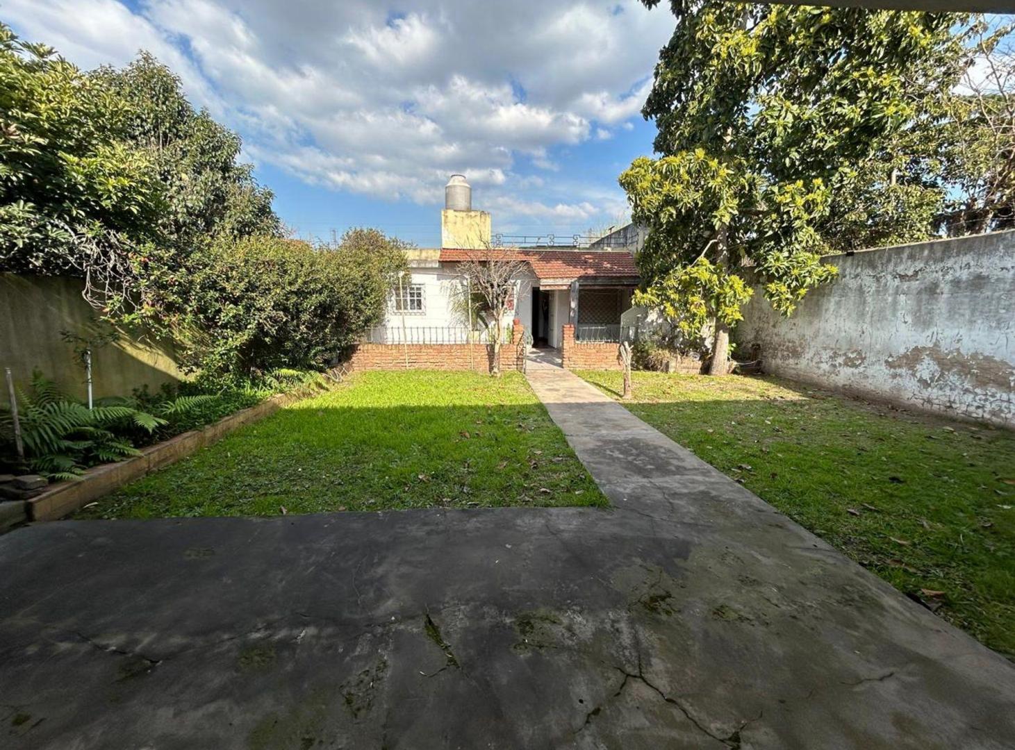 Foto de VENTA CASA 4AMB CASANOVA TODO PB 2COCHERA JARDIN, imagen 2