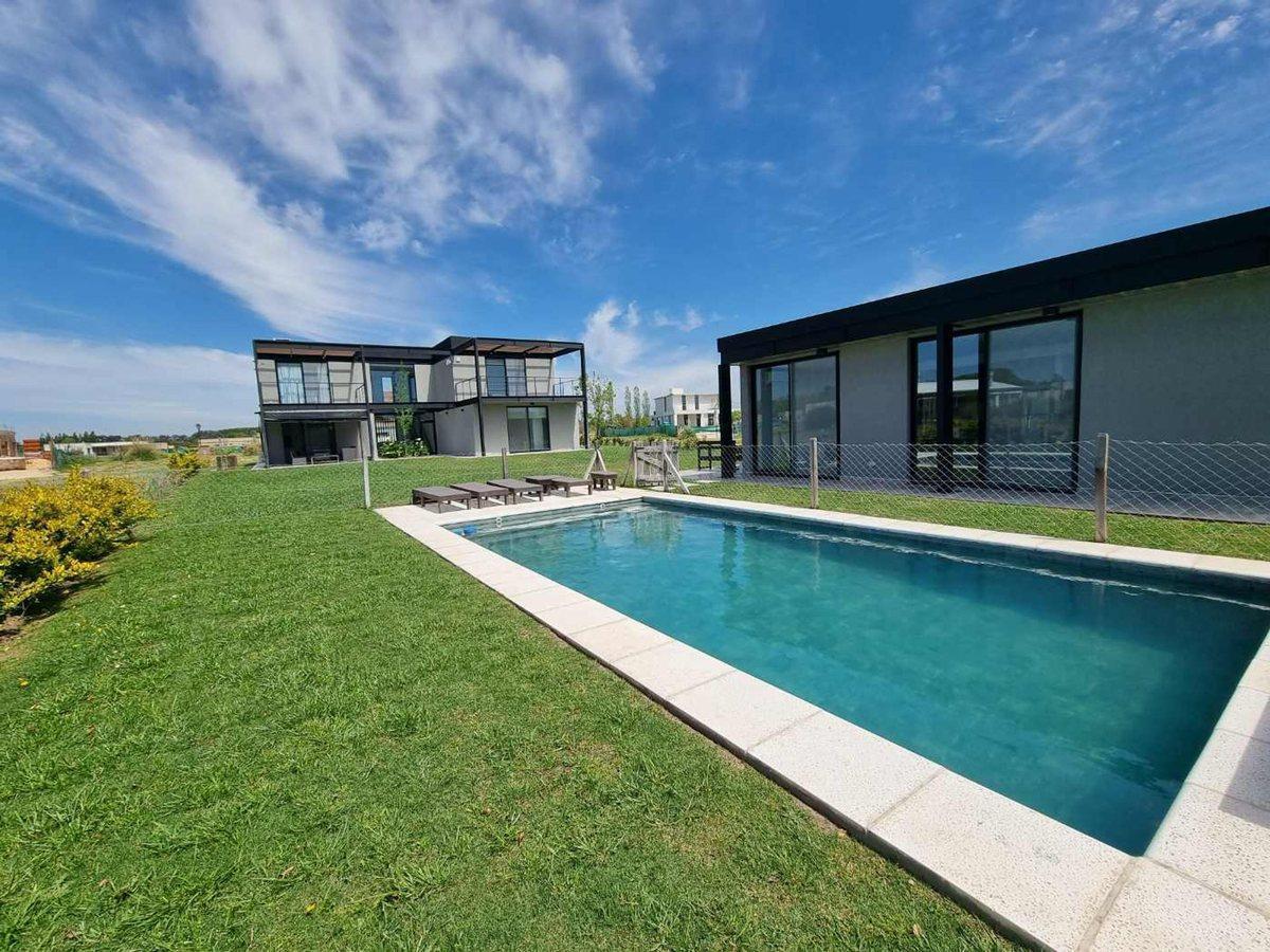 Foto de CASA PREMIUM EN VENTA 5 AMB COUNTRY MEDAL PILAR, imagen 2