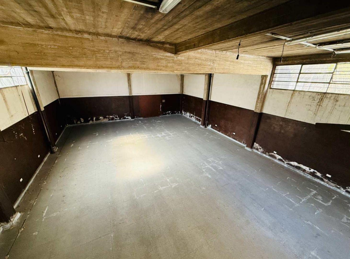 Foto de Venta galpon con oficinas y local a la calle Merlo, imagen 3