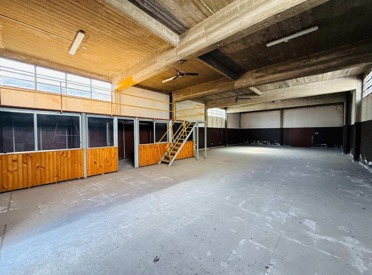 Foto de Venta galpon con oficinas y local a la calle Merlo, imagen 2