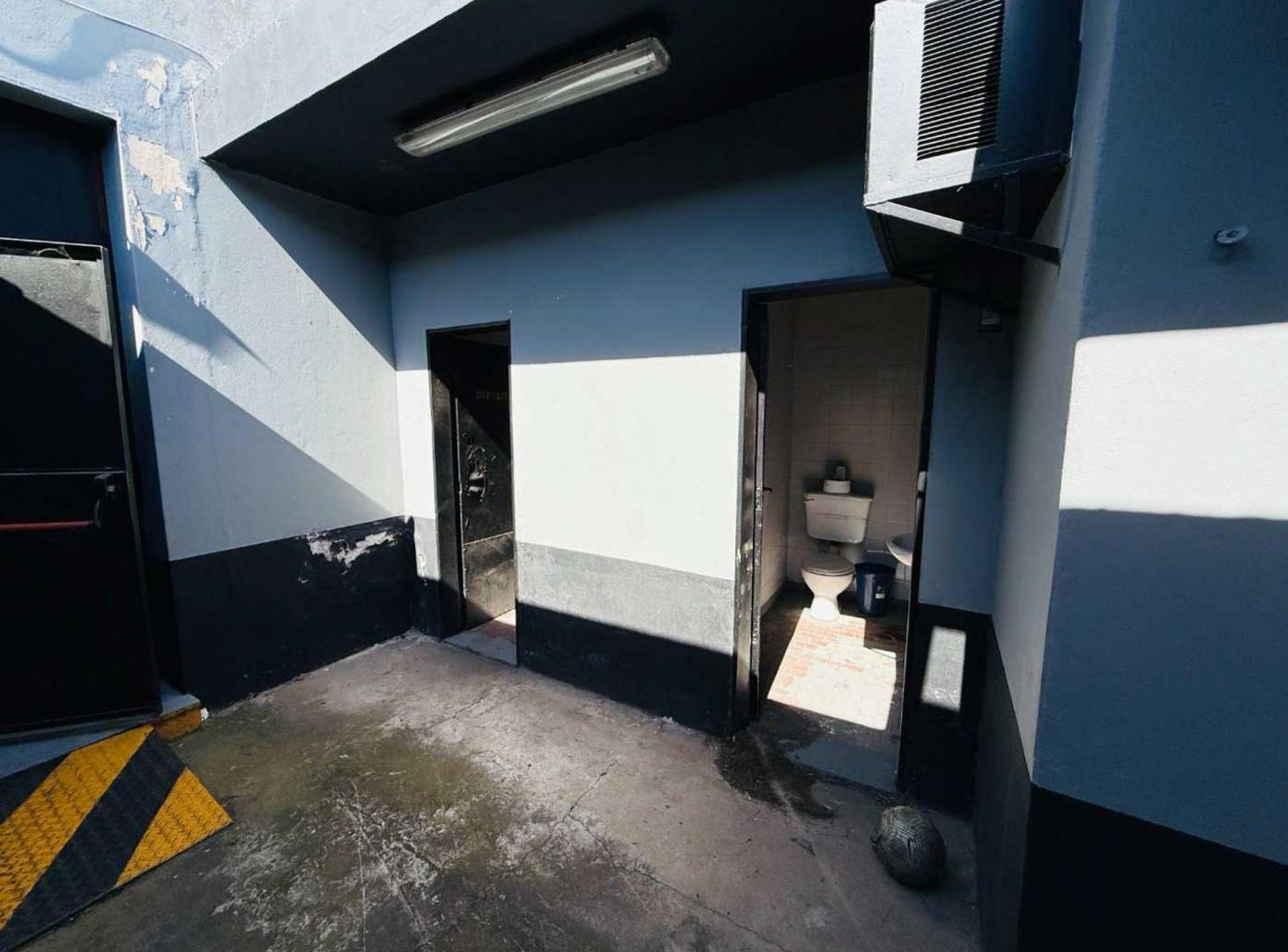Foto de Venta galpon con oficinas y local a la calle Merlo, imagen 5