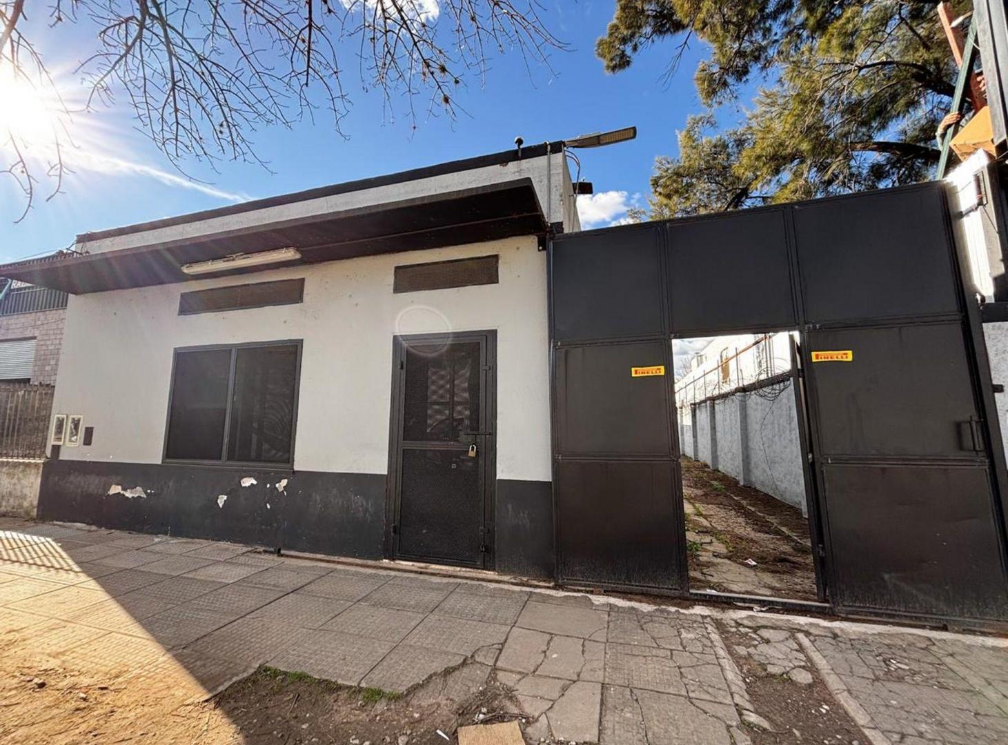 Foto de Venta galpon con oficinas y local a la calle Merlo, imagen 1