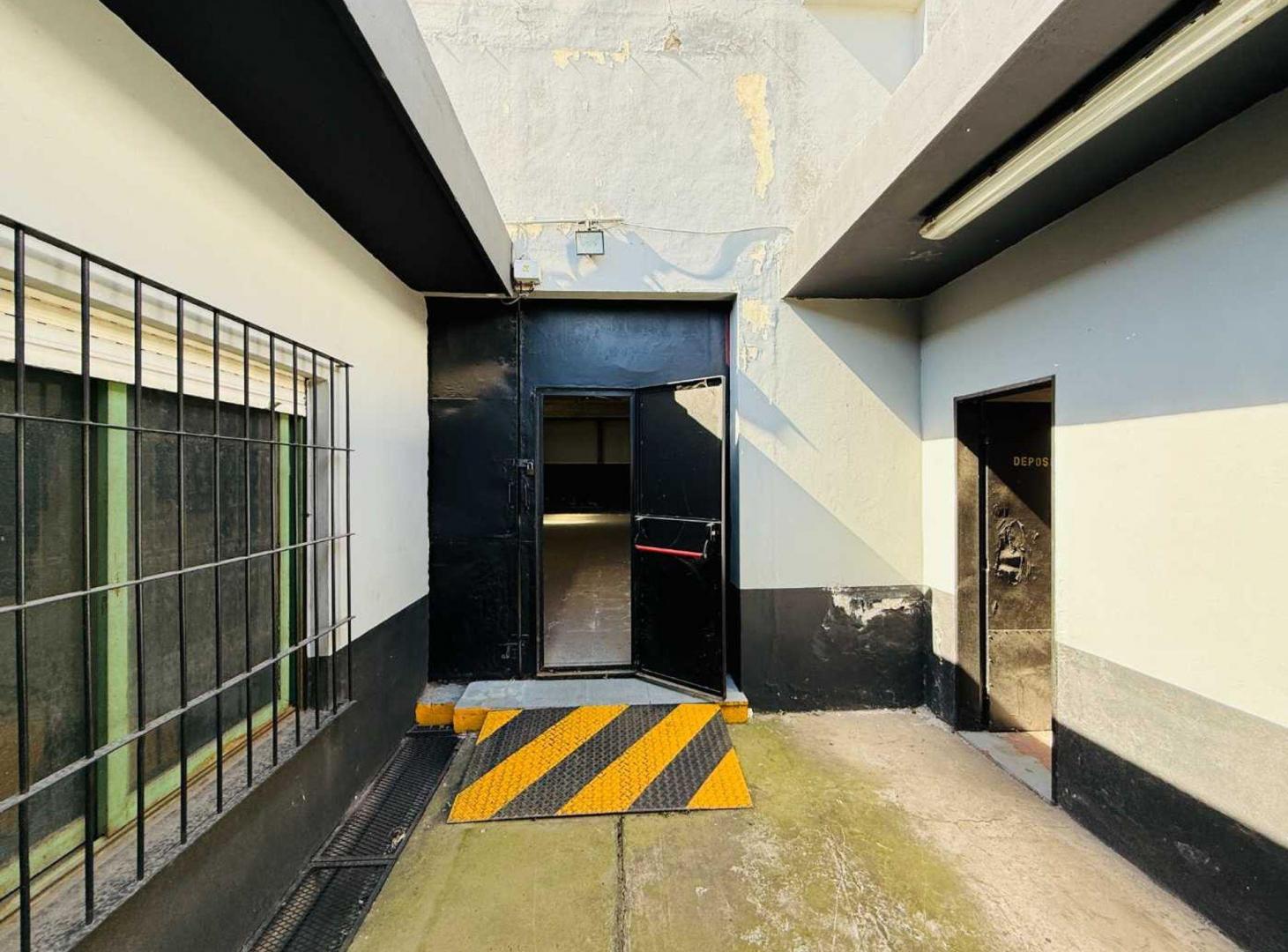 Foto de Venta galpon con oficinas y local a la calle Merlo, imagen 4