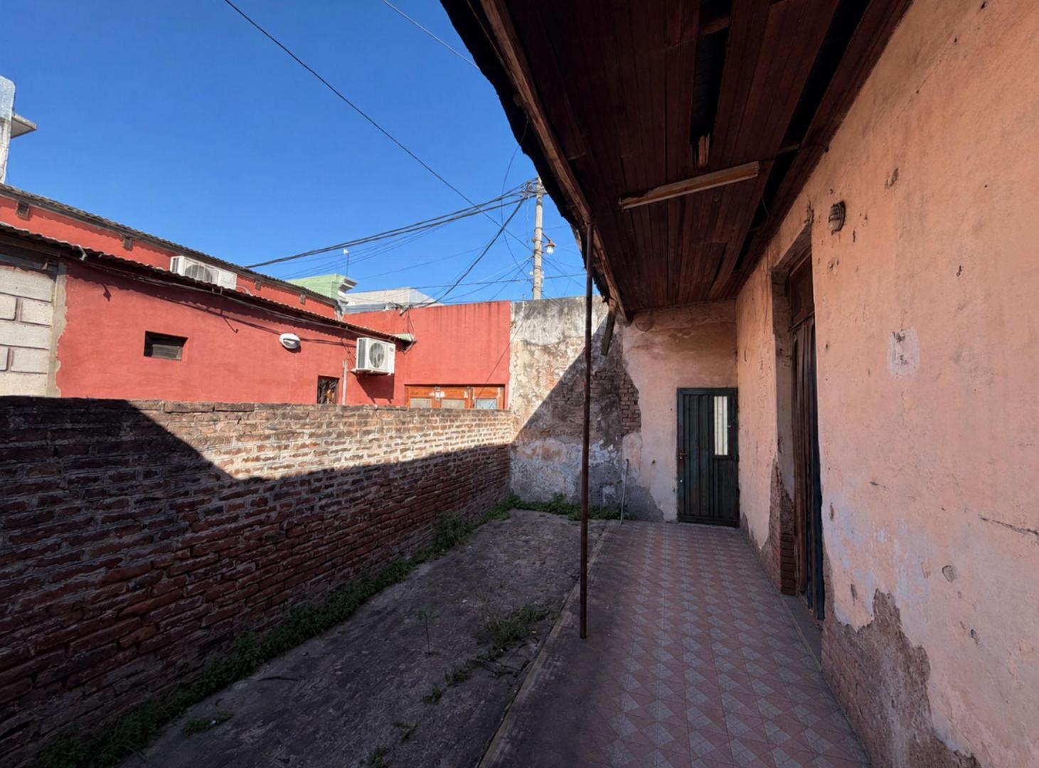 Foto de VENTA CASA A REFACCIONAR CON TERRENO 375 LIBERTAD, imagen 2