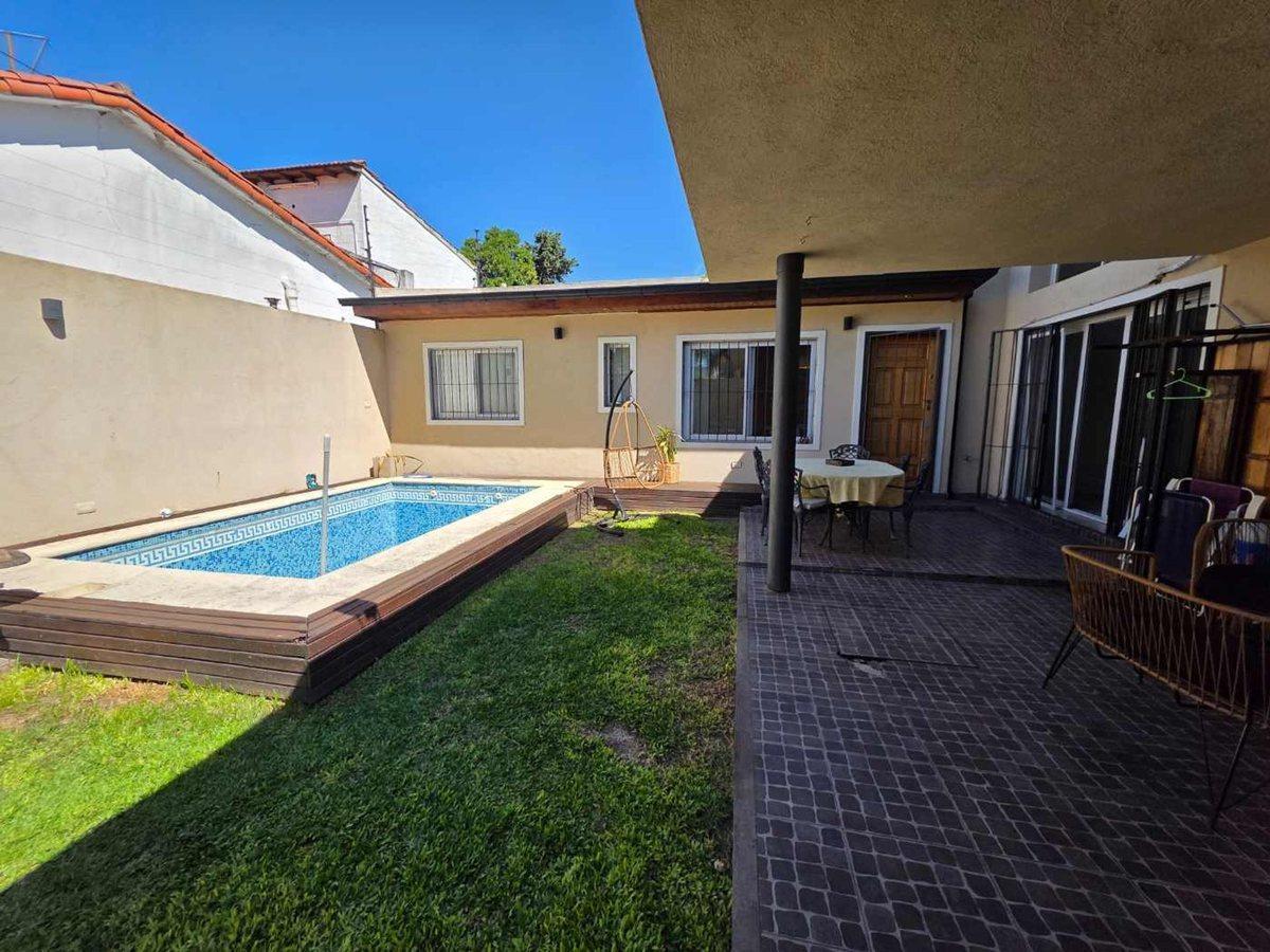 Foto de CASA DISTINTIVA EN CASTELAR NORTE PILETA COCHERA, imagen 1