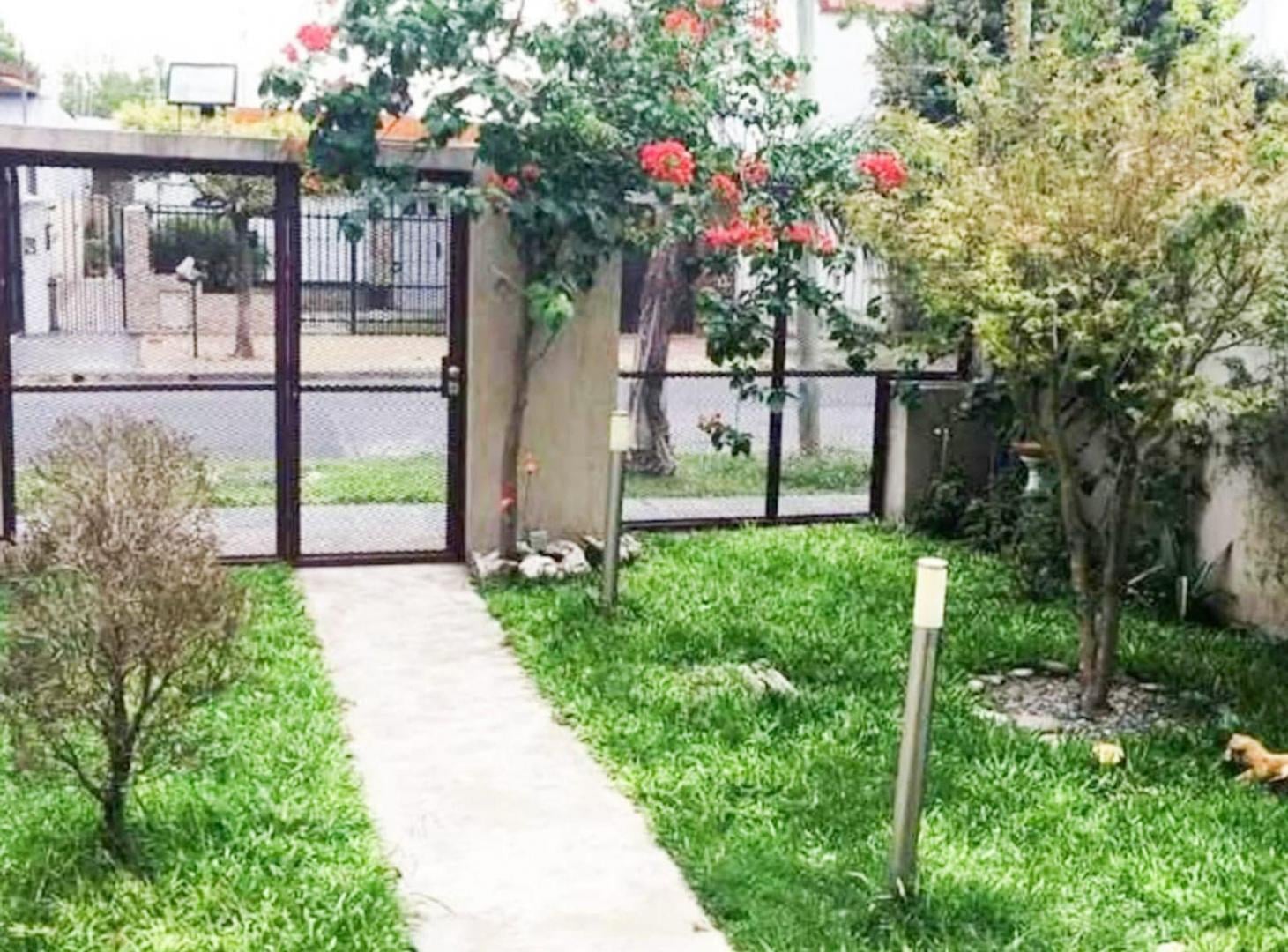 Foto de Venta Casa de dos plantas en Morón Sur., imagen 3
