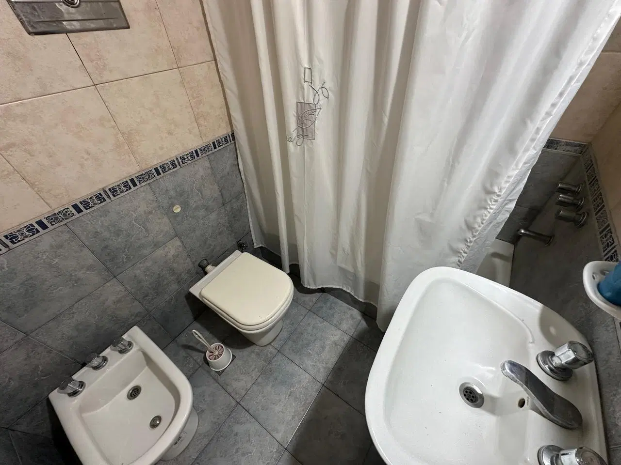 Alquiler 24 meses - dos ambientes con balcon a la calle- 3