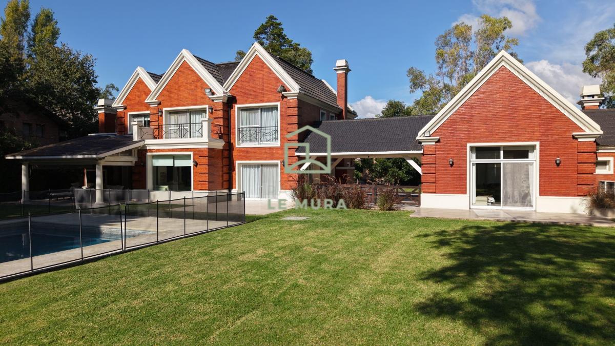 Casa en venta doble lote en Abril Club de Campo