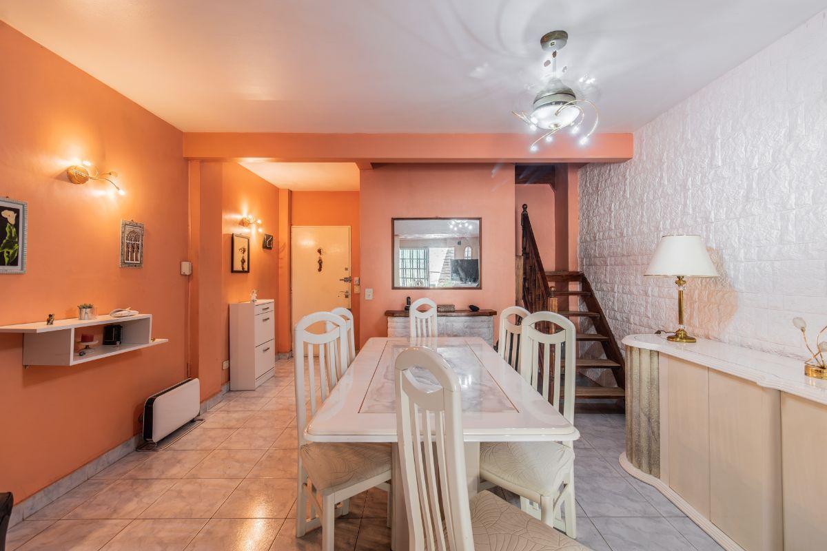 Foto de duplex tipo ph 3 ambientes con Patio y parrilla - villa del parque, imagen 1