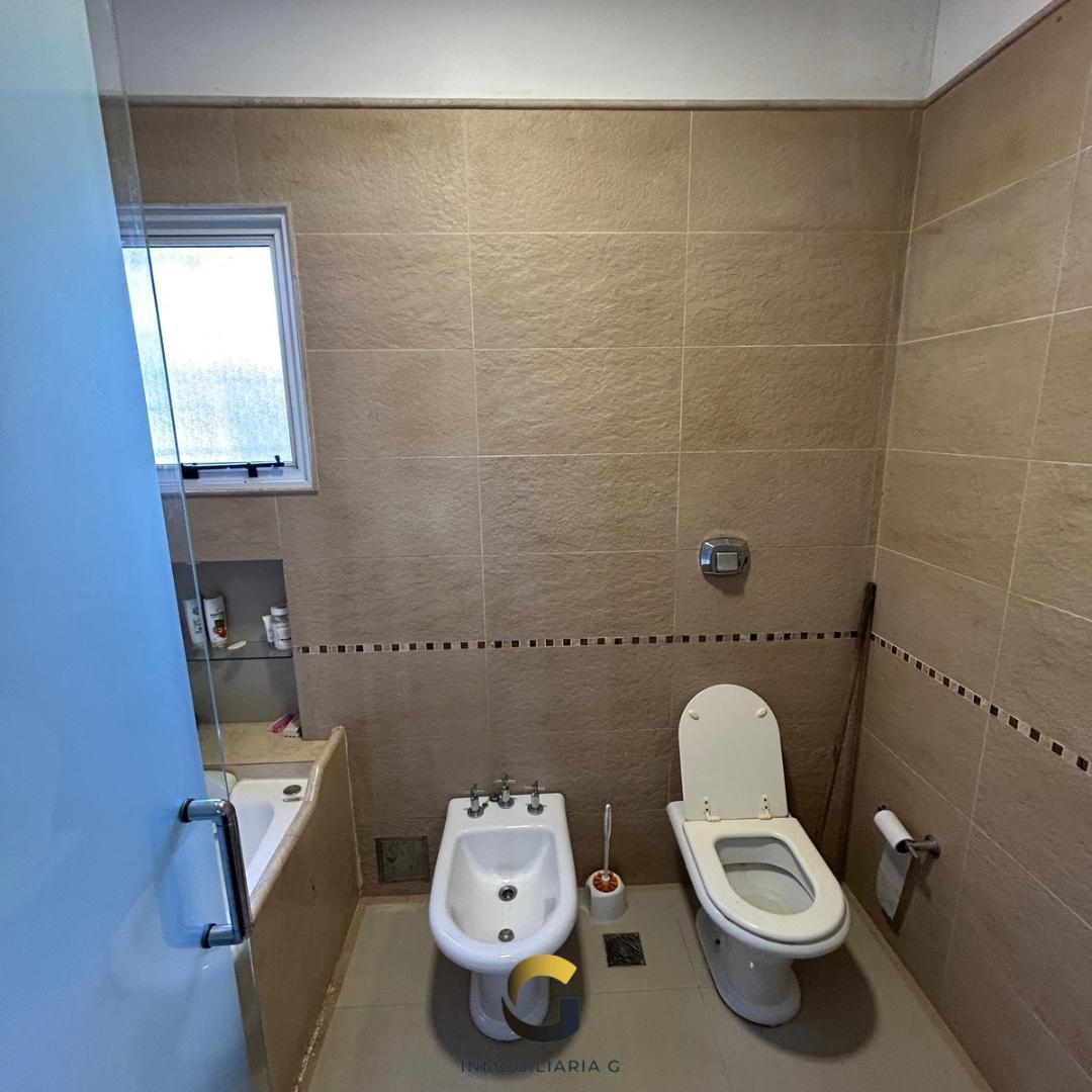 Casa en Barrio Abasto de 3 Dorm. con Patio y Quincho 2