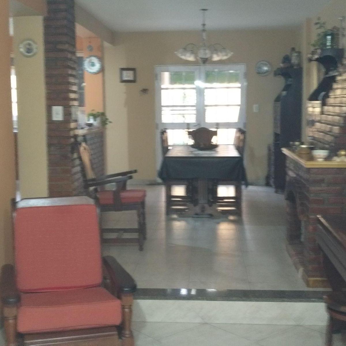 Chalet en Venta de 4 Dorm. C/ Cochera en Villa Lugano 4